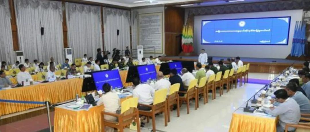缅甸勃固省东吁县耶达谢镇遭受洪灾侵袭，村庄民众损毁的户口簿和身份证，相关移民局积