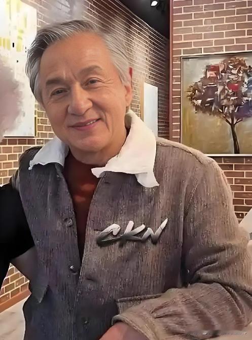 成龙大哥这辈子注定要遗憾终生了！他挣再多的钱，再有巨星光环，2025年，已经71