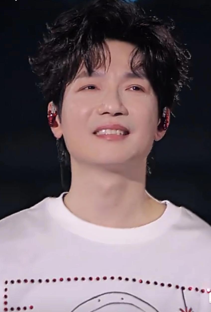 陈楚生荒芜之境深圳场收官，压轴曲目不是《有没有人告诉你》，也不是《那个远方》，而