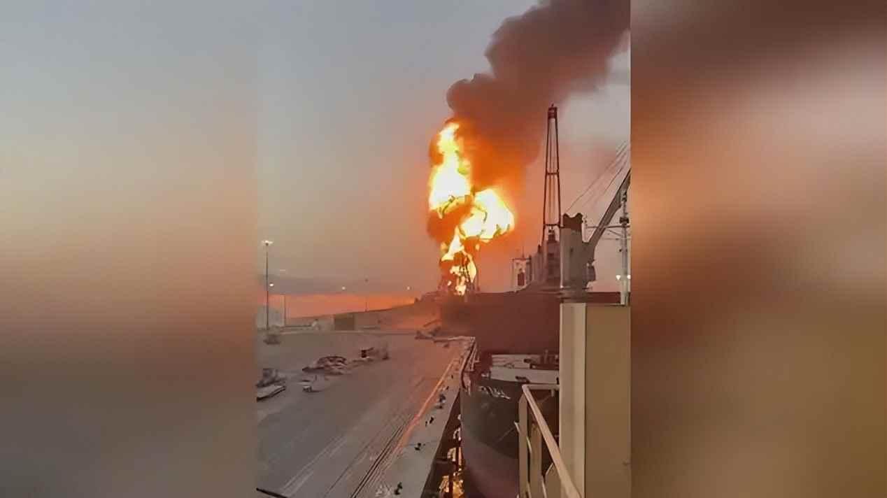 霍尔木兹海峡堵了，美伊快艇互炸，全球油轮悄悄绕路走

5月3号下午，美军在霍尔木