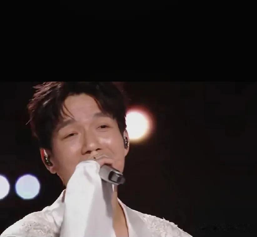 湖南台的《声生不息》刚开播，格局就炸裂。当这些歌手的嗓音响起，更是一下击中听众的