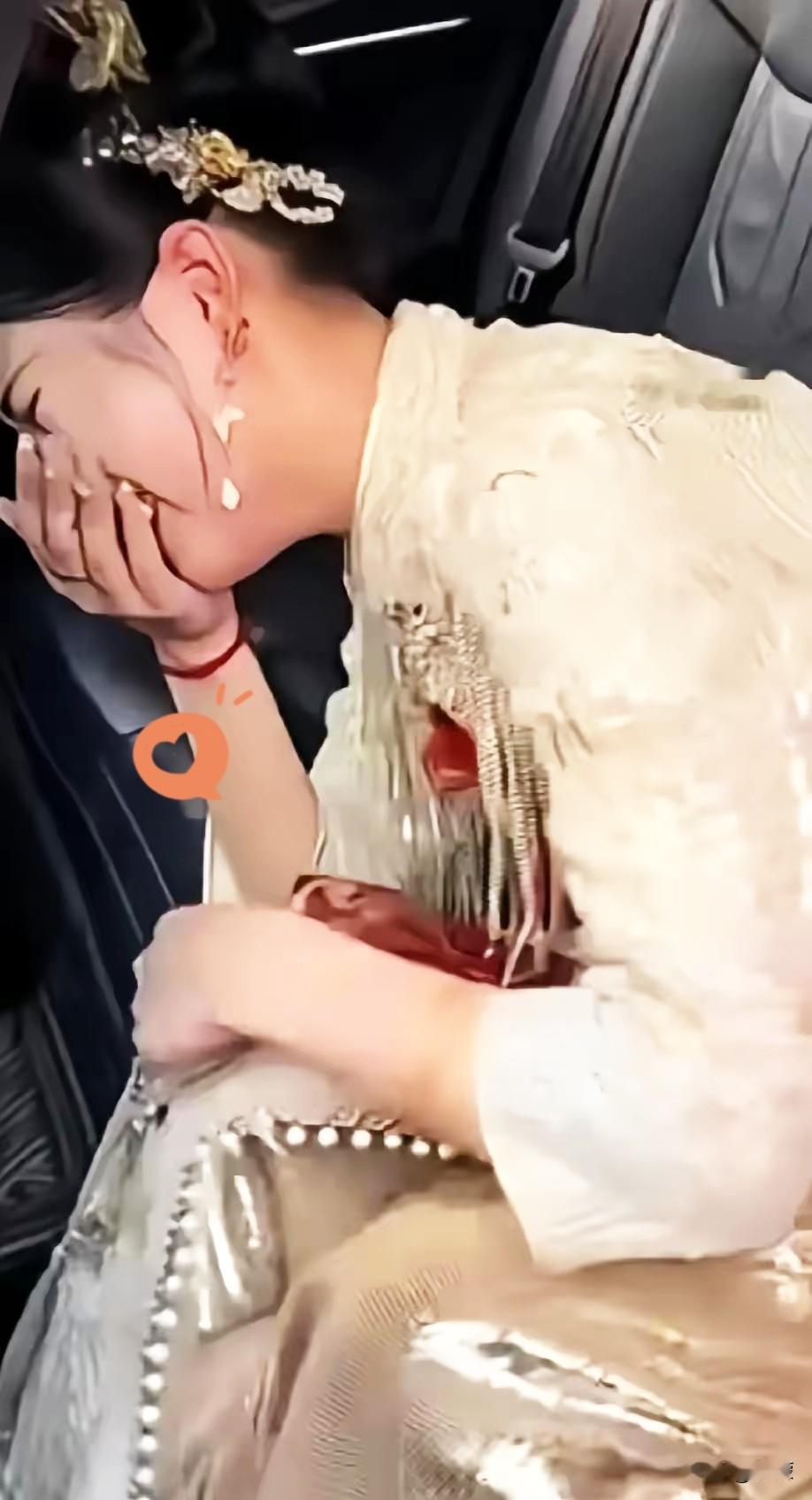 泪目！
国内一座中部城市，
新娘的婚车刚要到男方家门口，娘家的紧急电话就打了过来