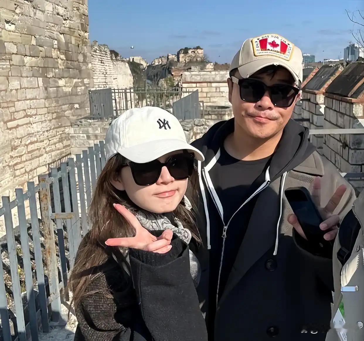 俩人不再刻意避嫌！陈思诚带小21岁女友去土耳其出游，阮巨依偎在他怀里撒娇，拍照嘟