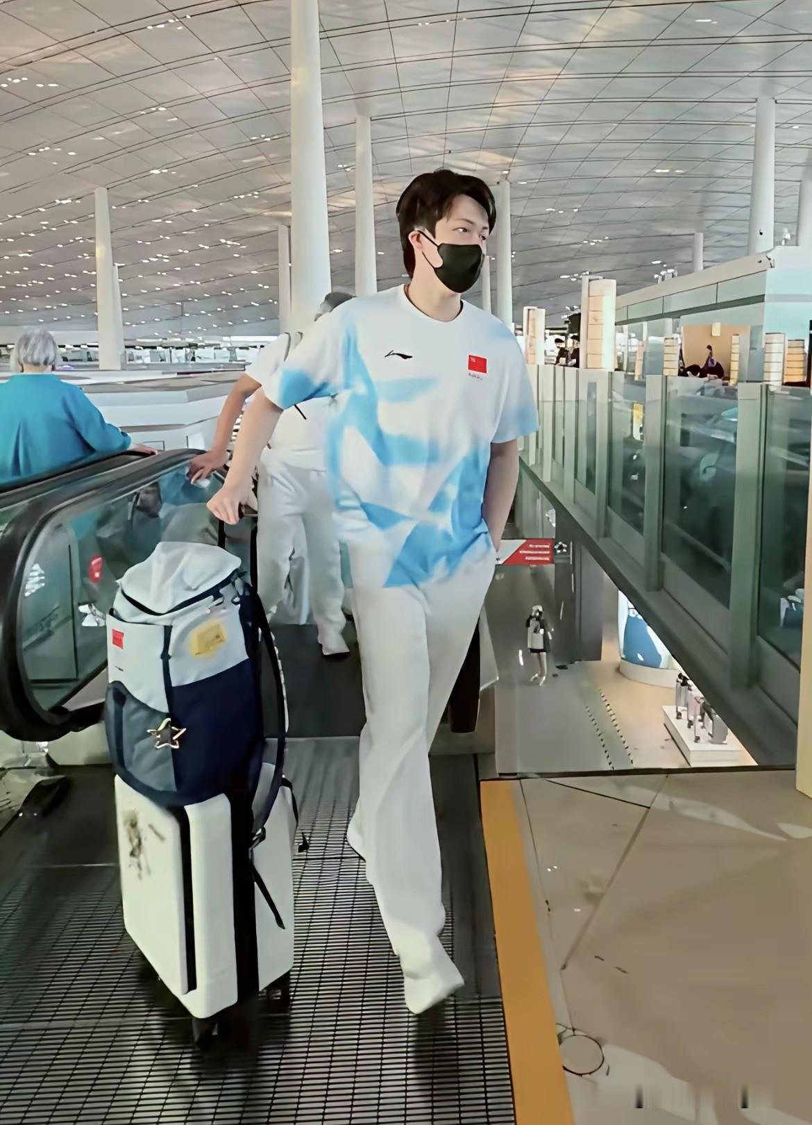 王队自己都没想到，他只是穿上这套亚运会的蓝白队服，效果居然这么好。

王队一米八