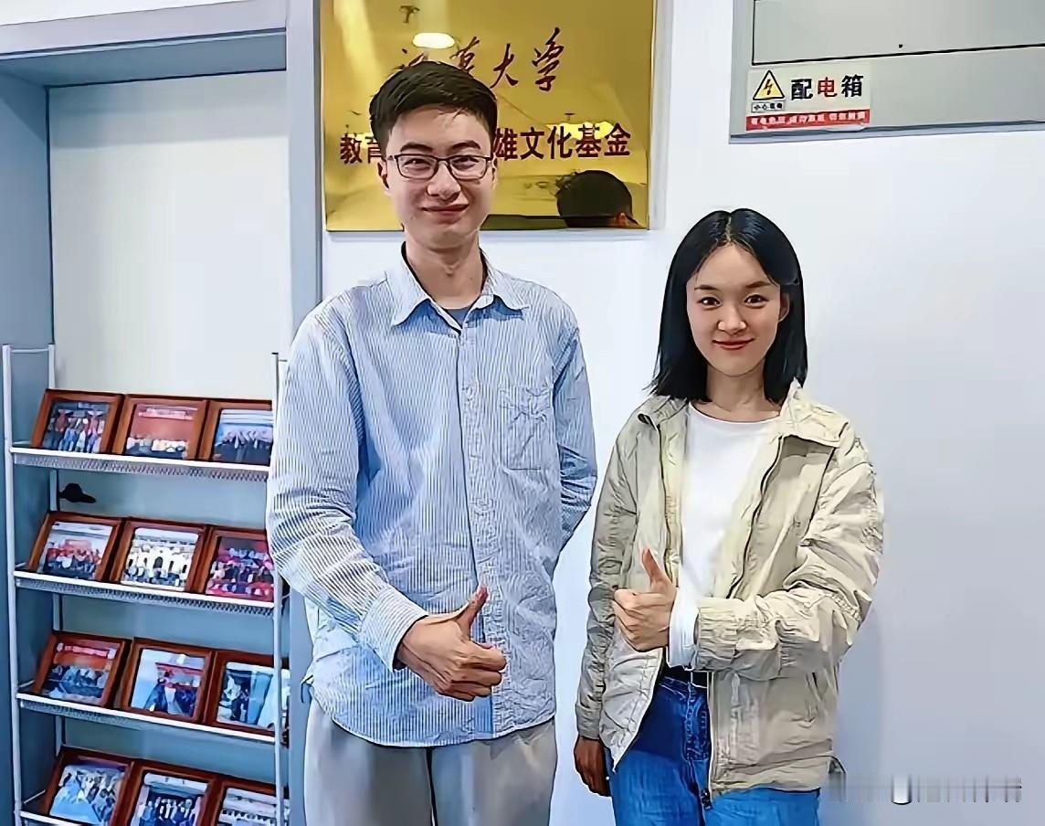 庞众望跟异性合影的一个动作，给异地恋的女友安全感加满分了。

前两天看到他的消息