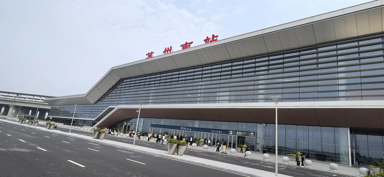 高铁站为什么不能提前开门？

6点钟 就已经有人在高铁站外面等着，人不少，但是进