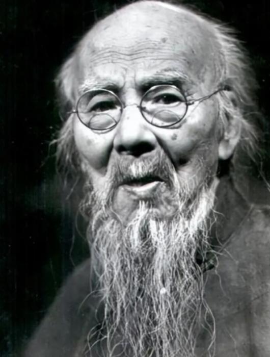 1947年，李可染带画作拜见齐白石，齐老坐在躺椅上随手翻看。看过几幅后，齐老突然