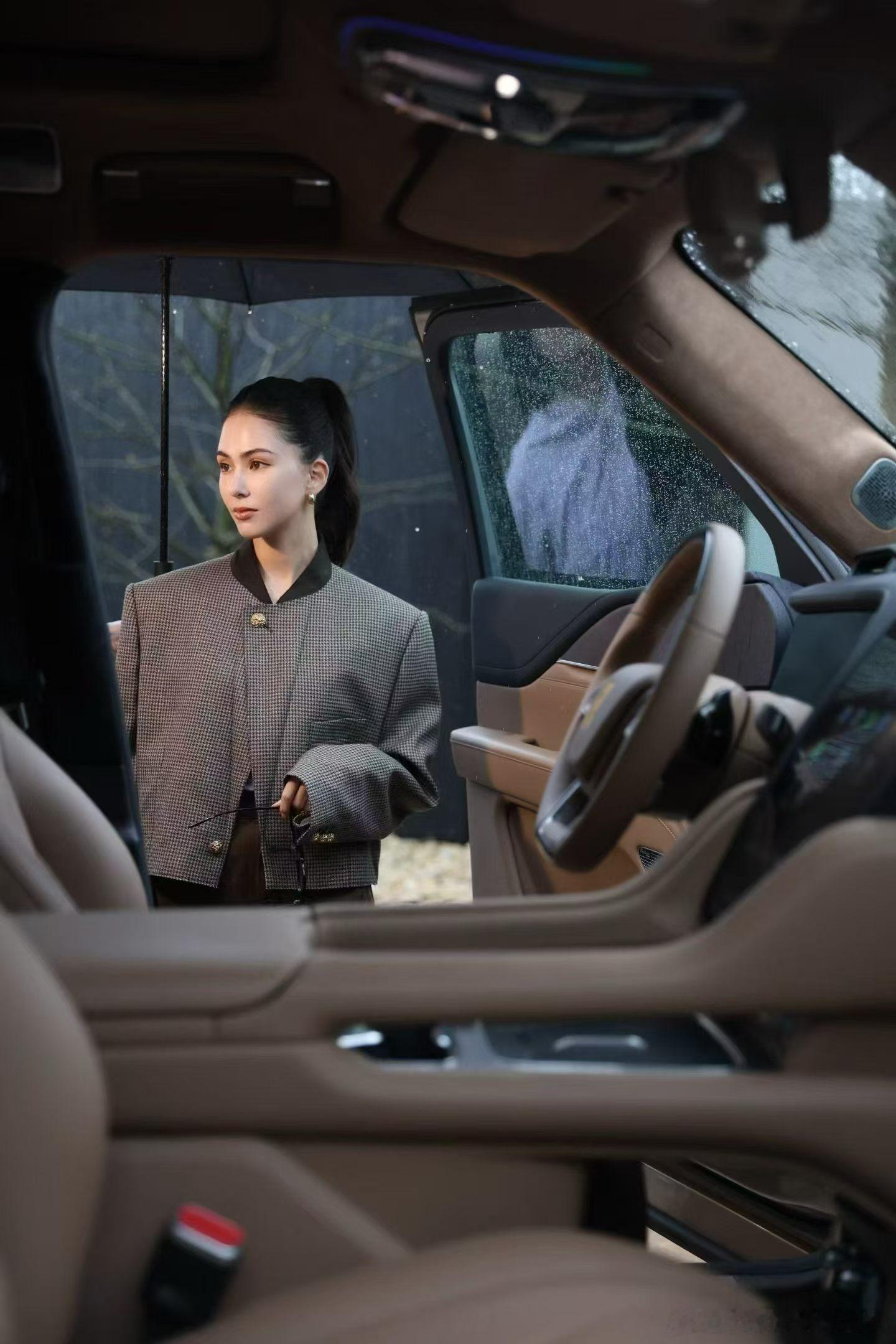 昆凌×仰望 U8L人生值得一次仰望昆凌 昆凌在杭州开U8L被偶，这是要被官宣成为