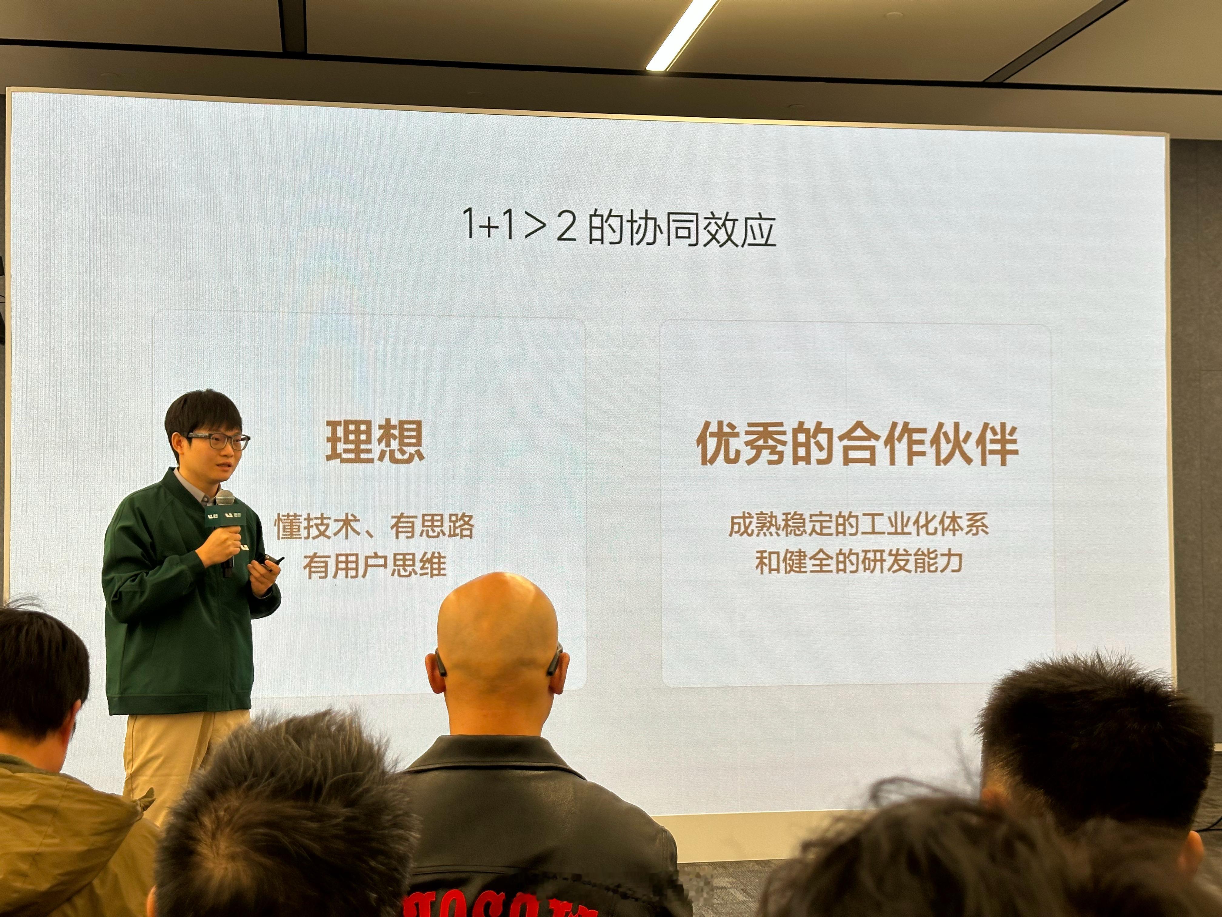 据说理想汽车材料部门的含博率是所有部门里最高的，所以在选材上的工作模式有三种，选