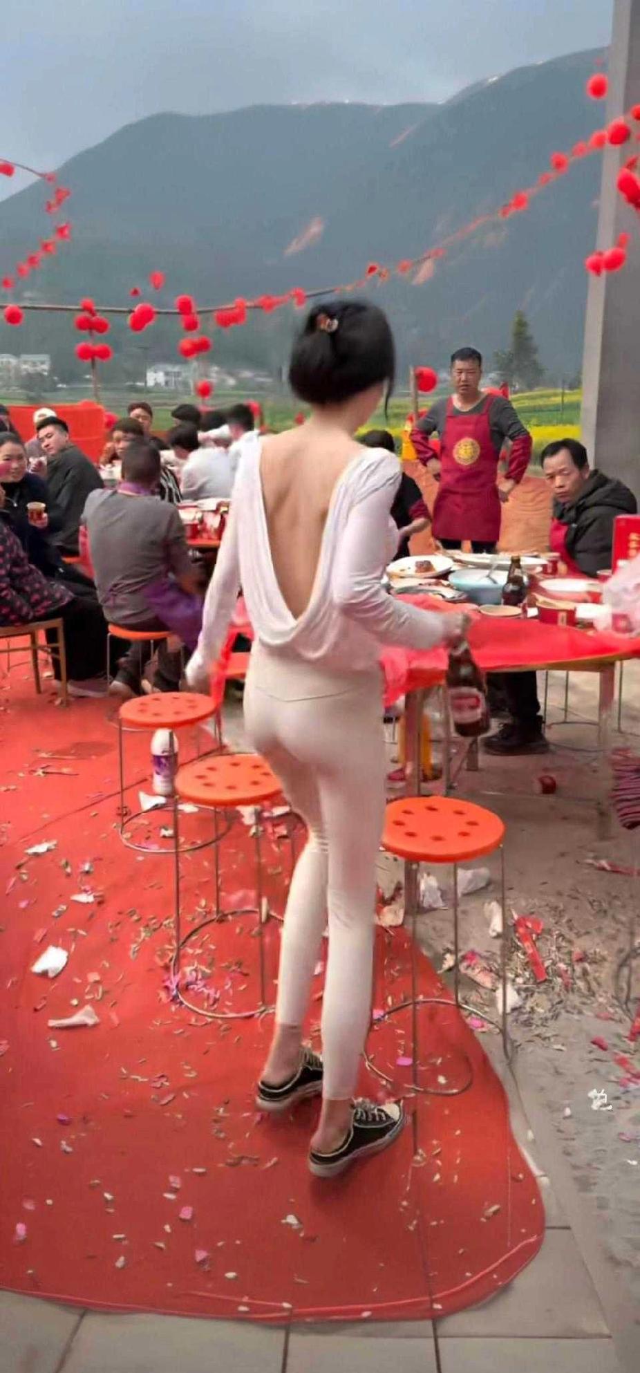 怎么挽回女朋友
相亲认识的女孩到现在4个月，然后她也很热情，但是我不太会操作导致