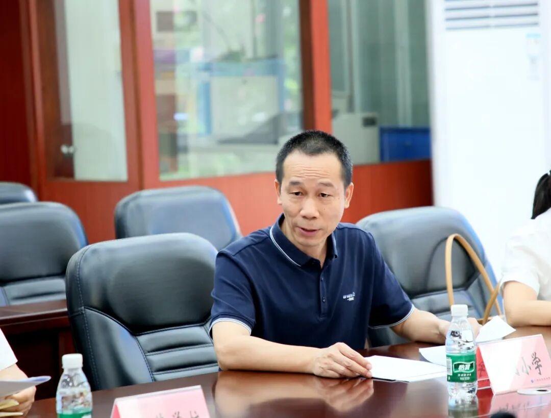 曾任广州市真光中学附属鹤洞小学校长的荔湾区西关实验小学增滘学校原党支部书记、校长