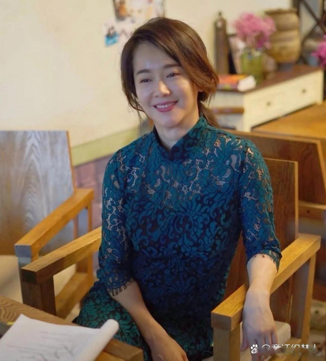 左小青状态彻底回归，温柔大气依旧如初，美得从容又有韵味～ 