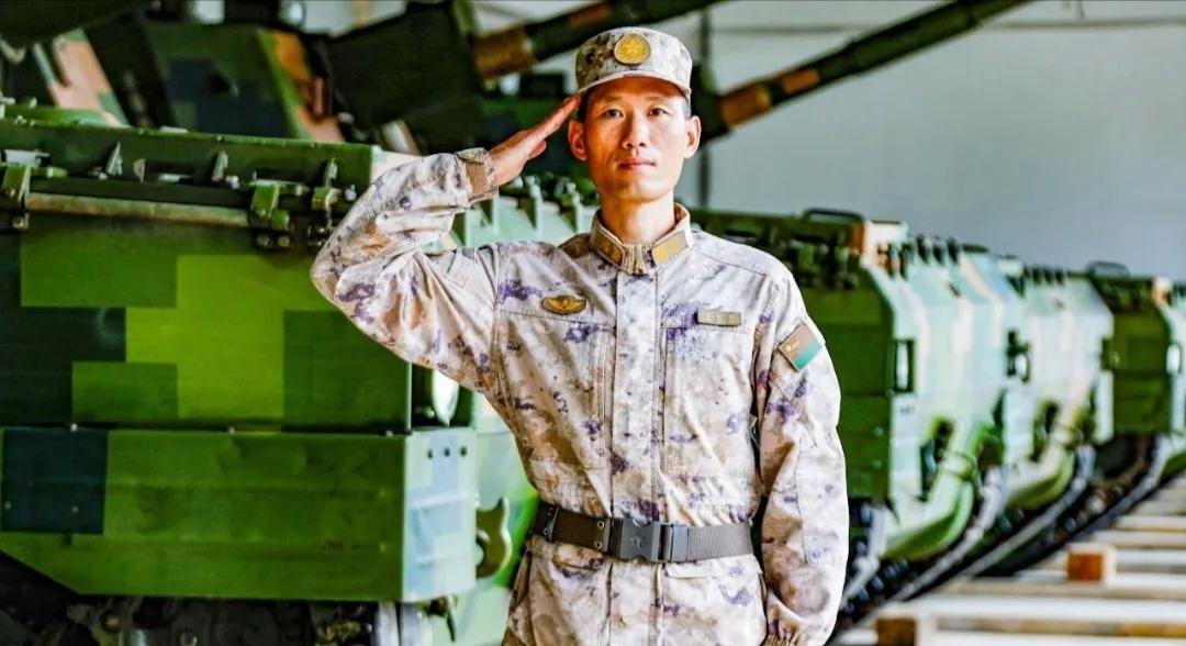 童小猫，第75集一级军士长，全军首位履带式自行火炮液压系统维修高级技师。1999