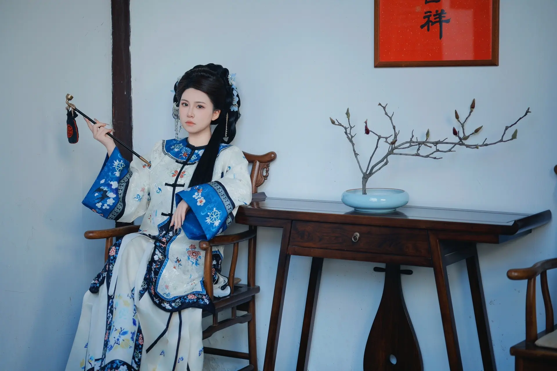 “池中鱼  笼中鸟 院中人，深深庭院 ，走不完的一生”