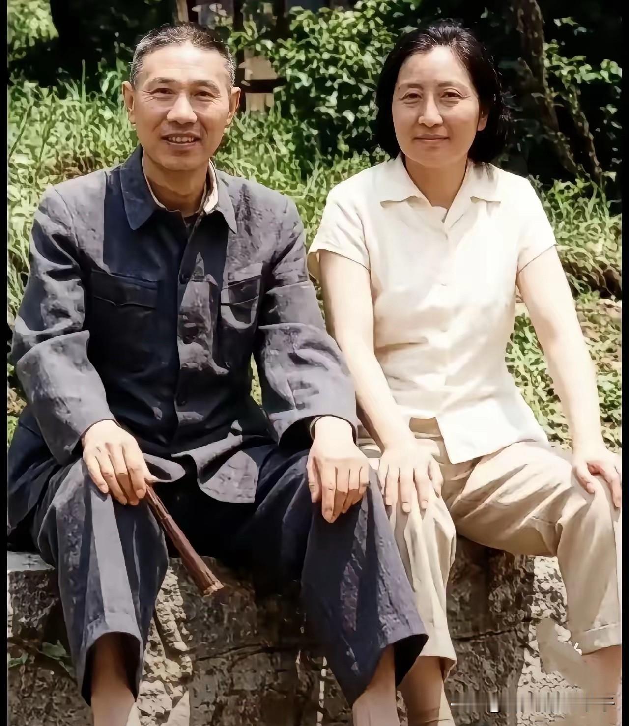 1963年，一对夫妻在重庆的牛角沱江边留下这张珍贵合影，此时这对夫妻穿着十分朴素