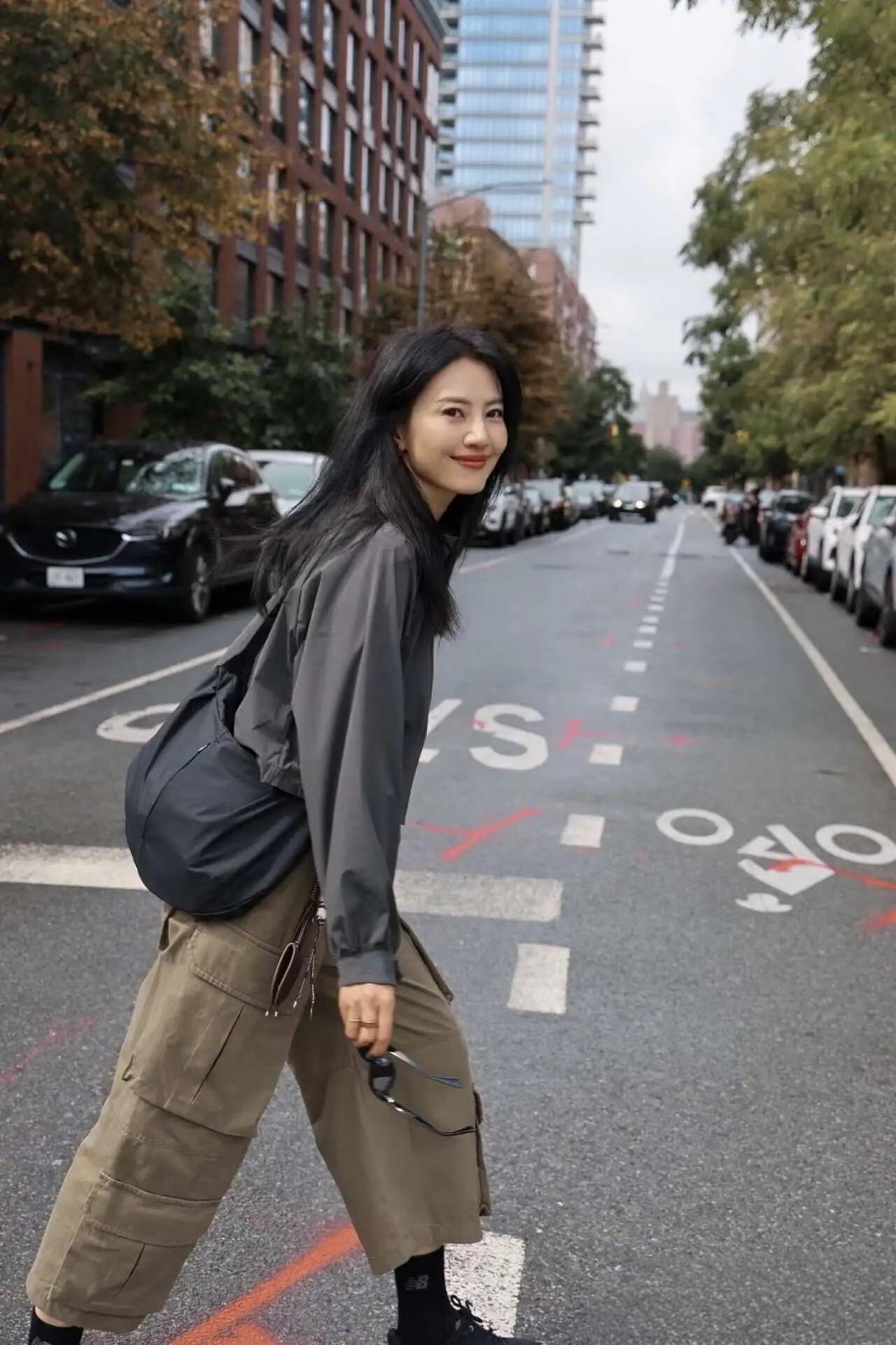 主持人问高圆圆，你上学时，是不是学校里的校花呀？
 
高圆圆笑着摇摇头，说真算不
