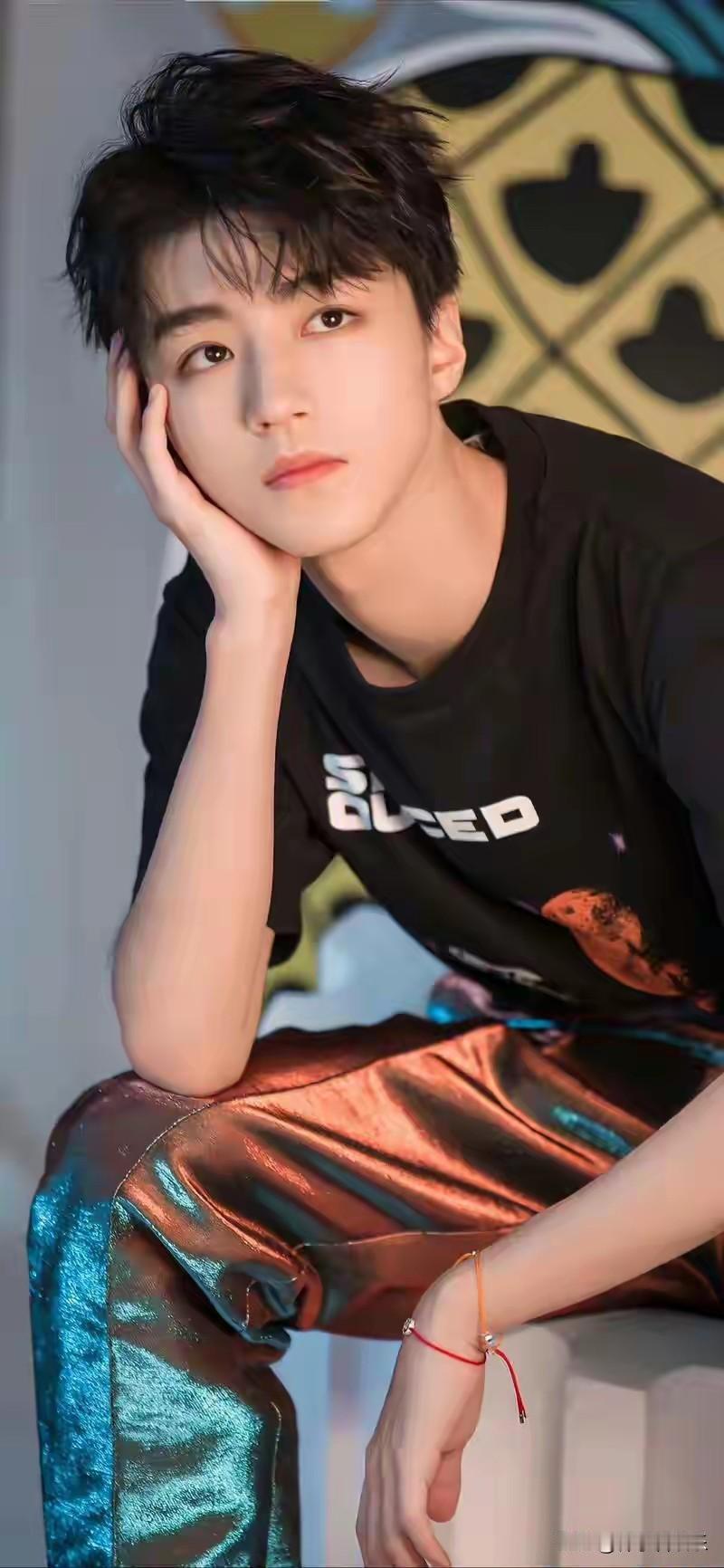 2025年12月15日，一段全红婵“拎”着王俊凯爆炸头的视频在社交平台引爆热议。