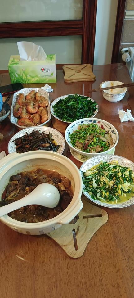 每日分享午饭每日分享午餐时光：今天的午餐是一盘精心搭配的鸡胸肉沙拉，鲜嫩多汁的鸡