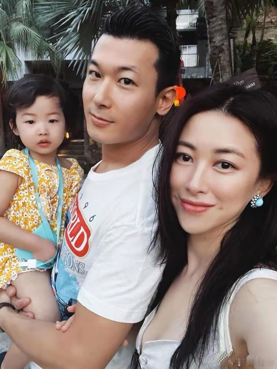 朱珠在珠海度假，依旧美丽动人，她的女儿则长相比较普通 