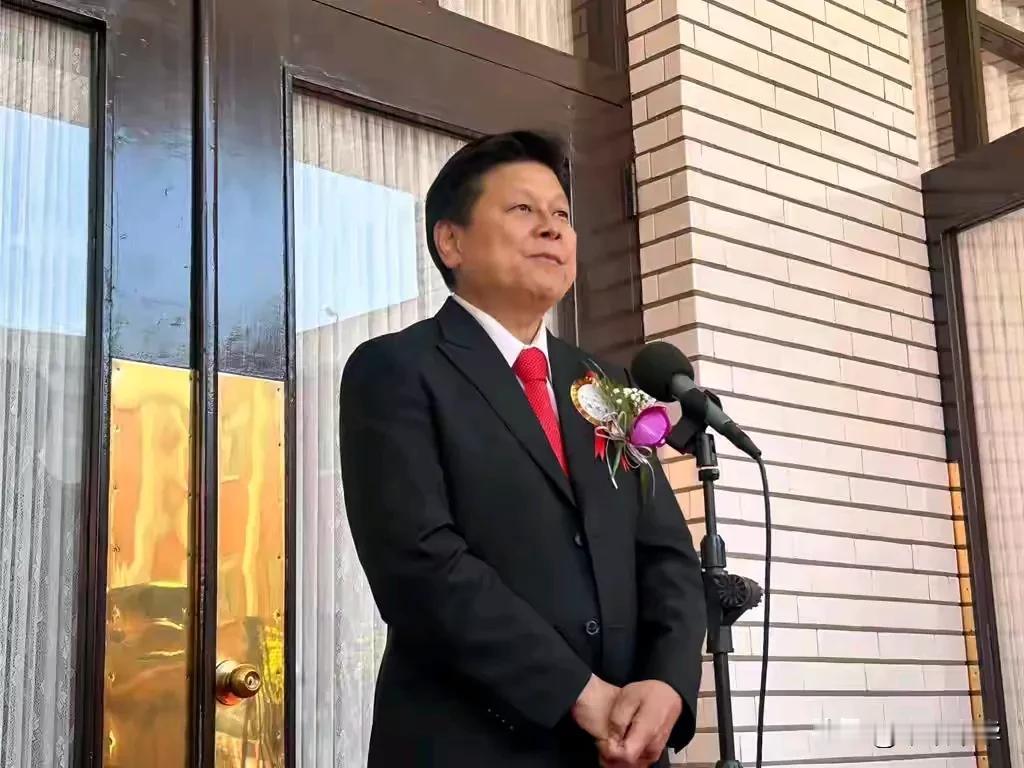 也许是看热闹不嫌事儿大，傅崐萁面对“敌手”柯总召被所在党内逼宫的情况时，在伪立院