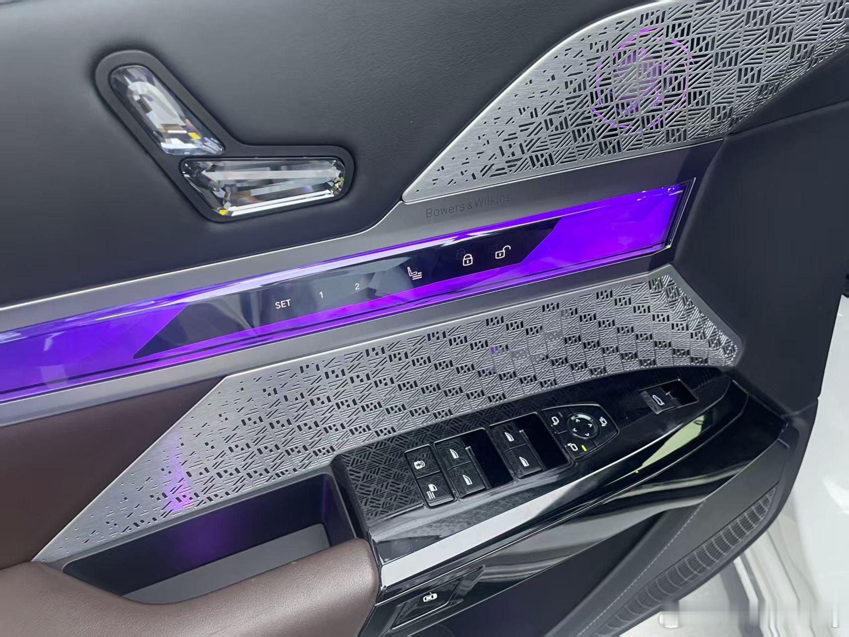 宝马 i7 xDrive60L  矿石白 /摩卡色生产日期：2022/7/31首