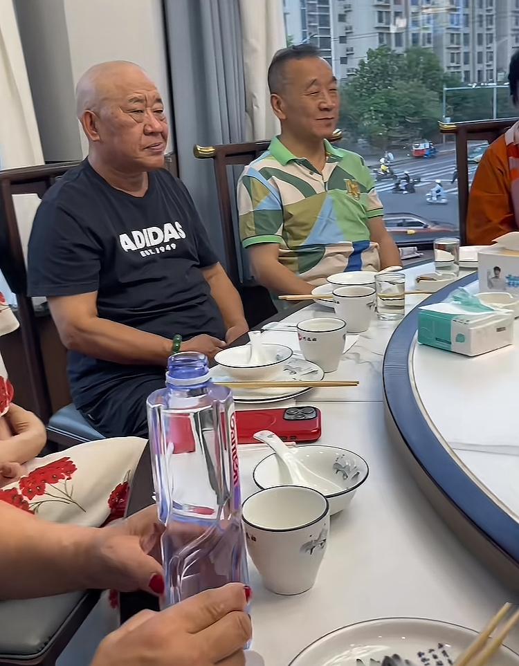 杜旭东与牛亚津与友人聚餐时的一幕