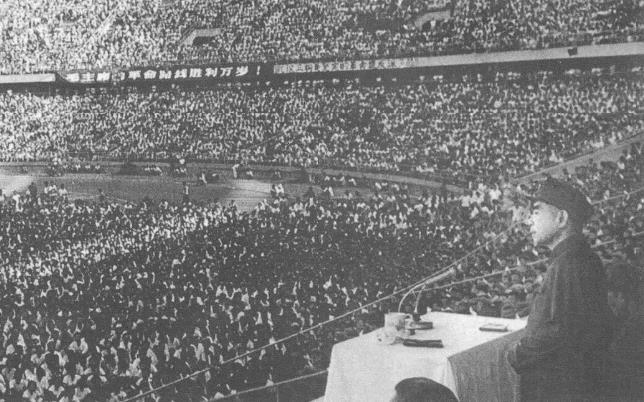 1967年8月，周恩来在北京工人体育场接见全国各地来京串联的群众，动员他们回到工