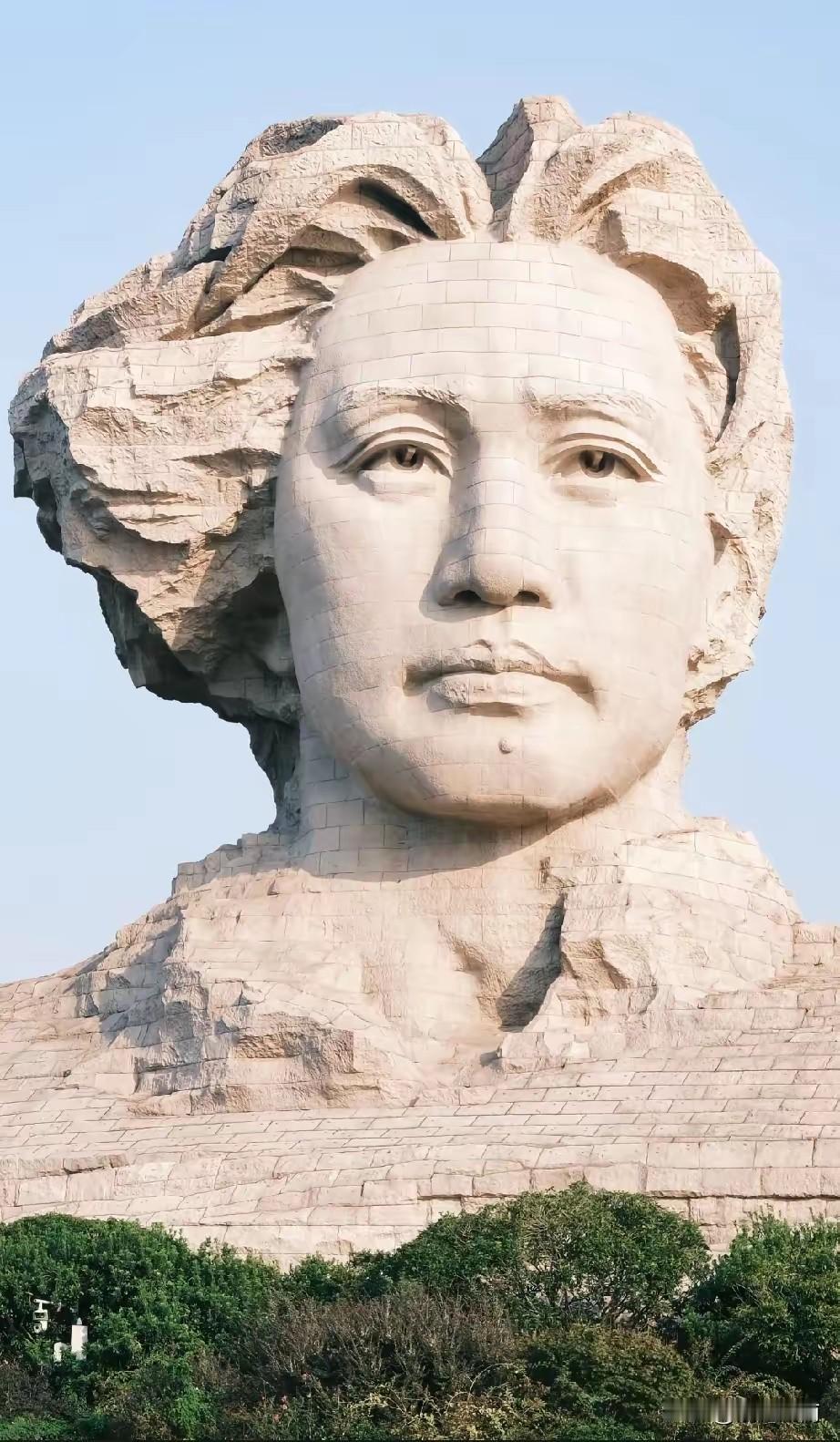 真心话茶局长沙橘子洲之所以成为游客趋之若鹜，来长沙必打卡的景点，洲头的伟人巨幅雕