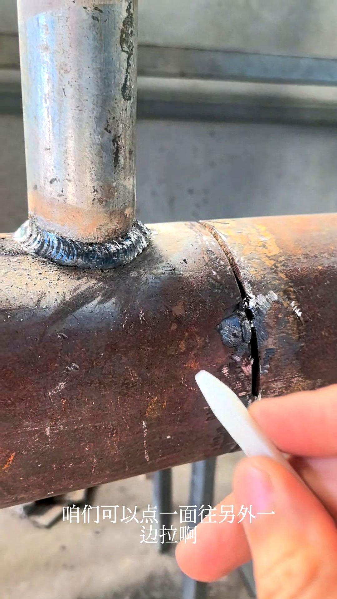 焊口一渗水，整栋楼都骂娘。

老焊工把3.2焊条电流卡在115A，断弧点焊像鸡啄