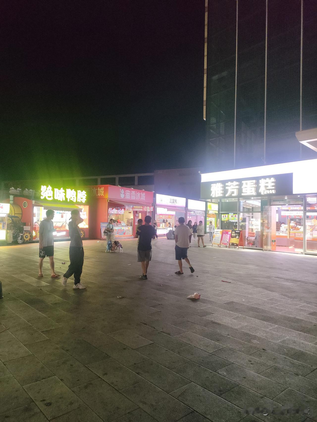 你喜欢养猫还是狗
 
如果非要选一个，我可能还是更偏爱养猫。
 
我家现在就有一