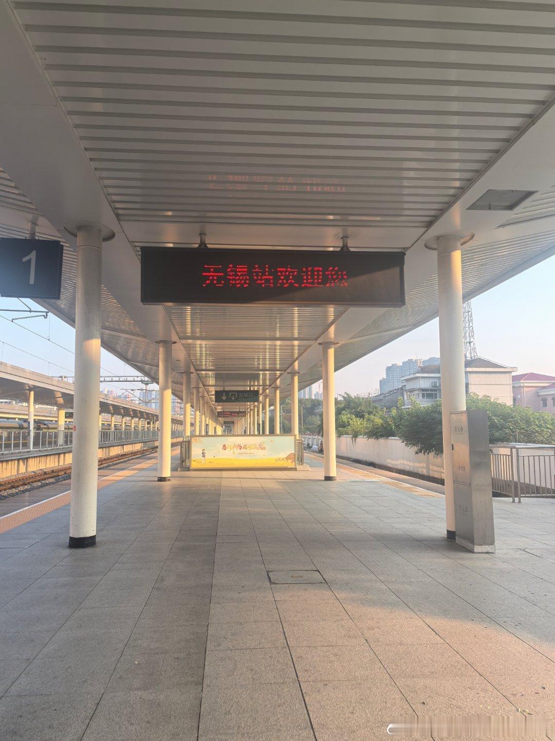 无锡车展开始，无锡是甜都，车模也是甜妹，奇瑞：2025款艾瑞泽8PRO和风云T9