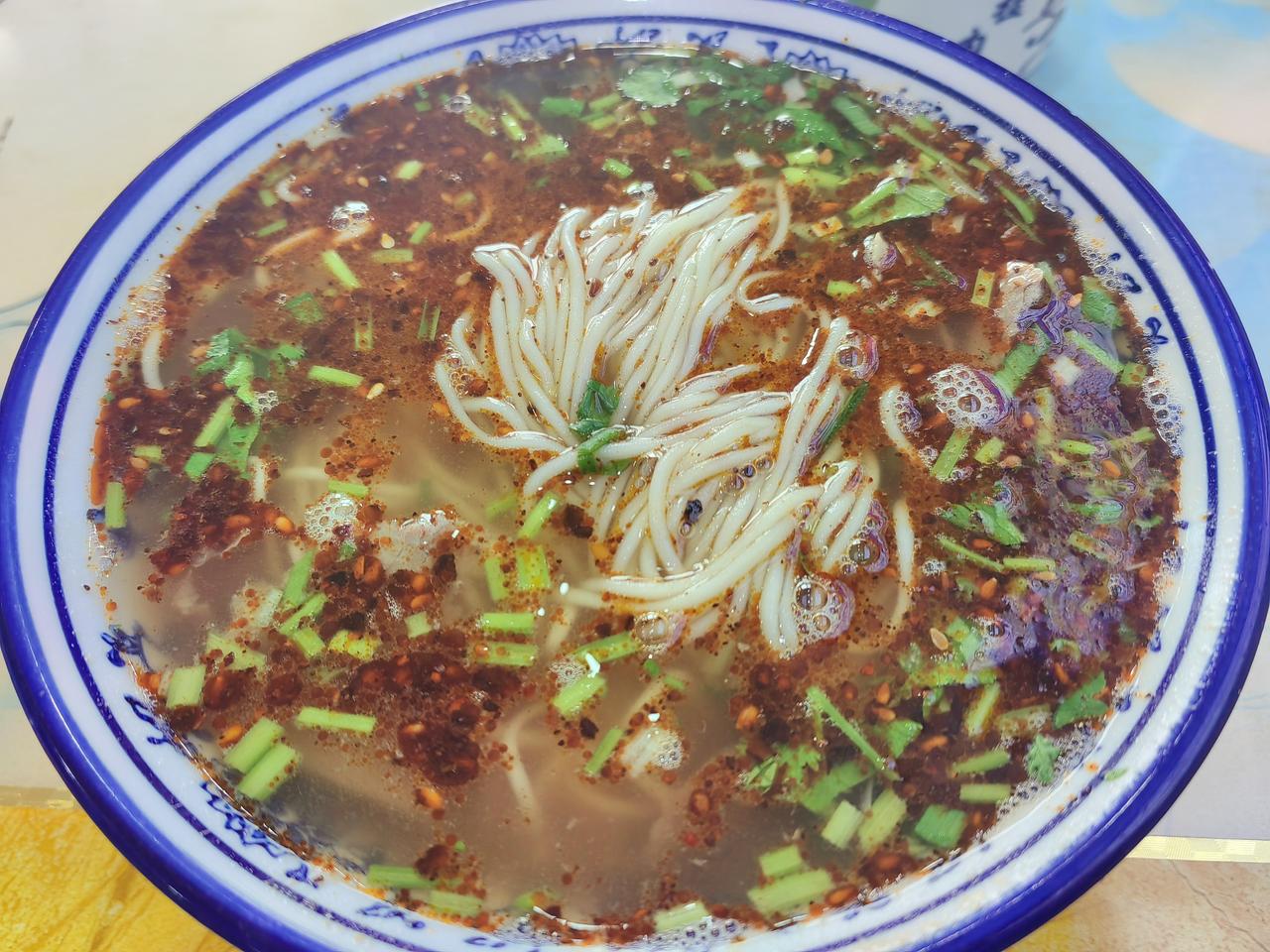 早起，微风清凉，好于昨日。与太座一起步行三公里多。一身大汗。
小区门口​一人一碗