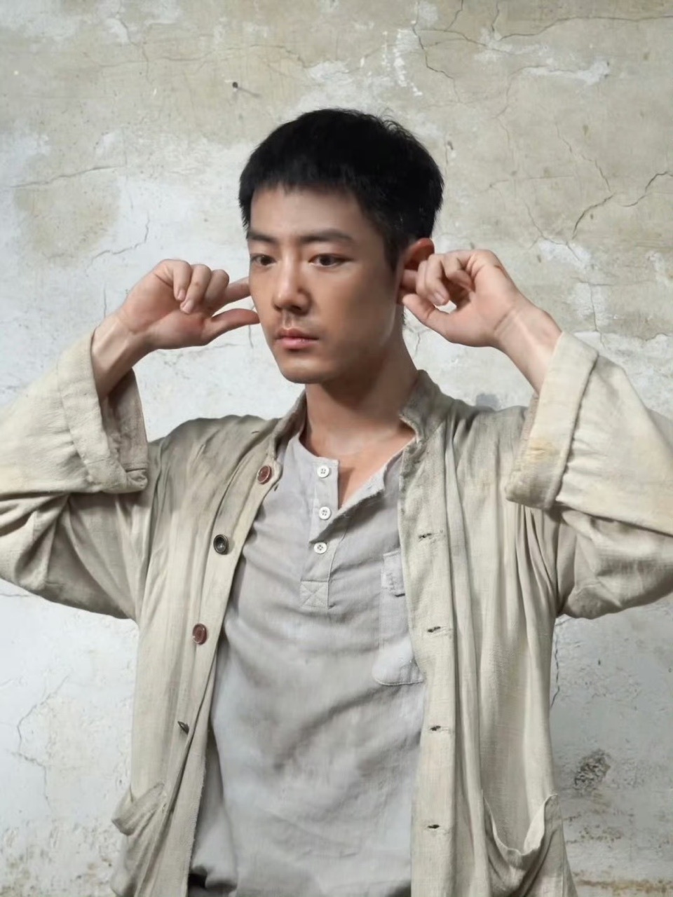 肖战肖战片场日常放送肖战光影之间希望永存 属于莫得闲的片场瞬间～ 