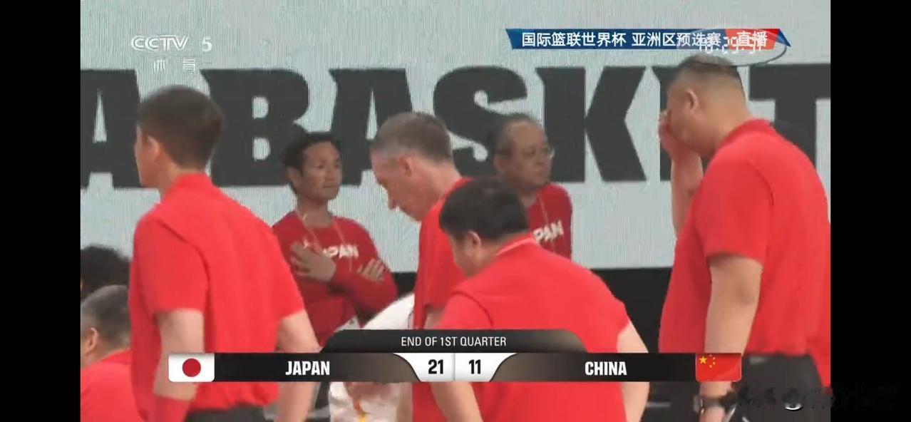 中国男篮对阵日本男篮首节比赛结束，目前中国男篮以11-21落后日本男篮10分，第