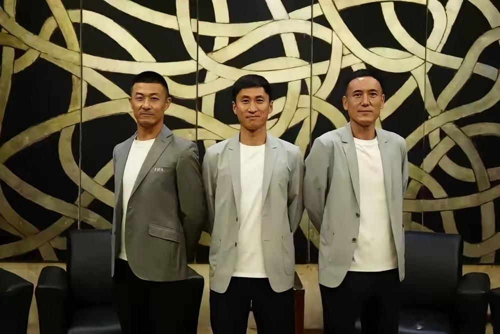 【中国3位足球裁判出征美加墨世界杯】据中国足协消息，2026年5月30日下午，裁