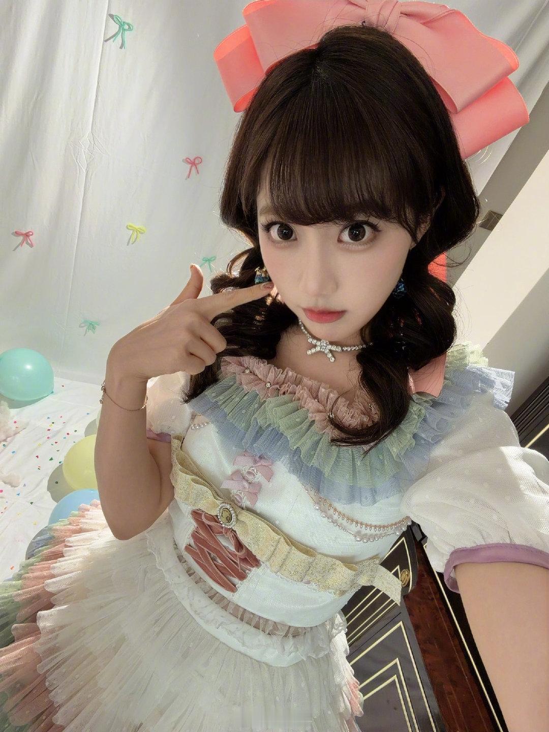 李艺彤香香软软小蛋糕具象化了 李艺彤完全就是甜心小精灵啊，谁懂这套彩色蓬蓬裙造型