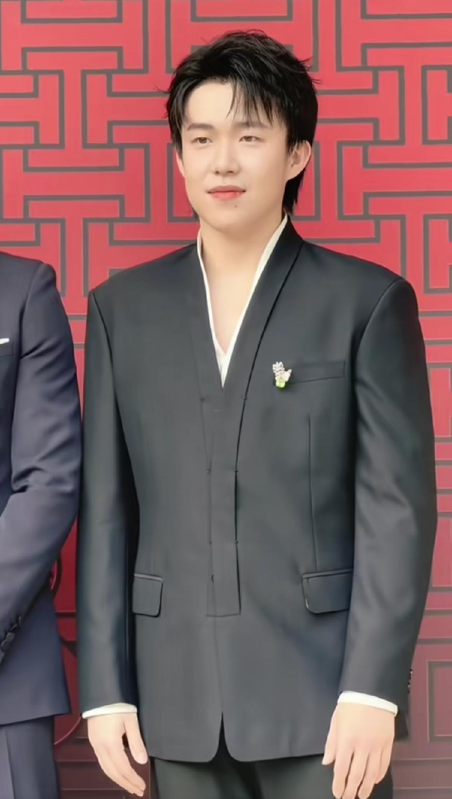 板板正正的大男孩！
5月14日，参加麒～麟活动的楚钦
深V出镜，笑容满面
太完美