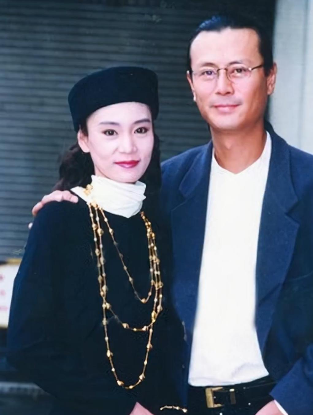 “孩子没了，子宫也没了。”
 
1997年的冬夜，台北的冷风裹着细雨拍打着窗户。