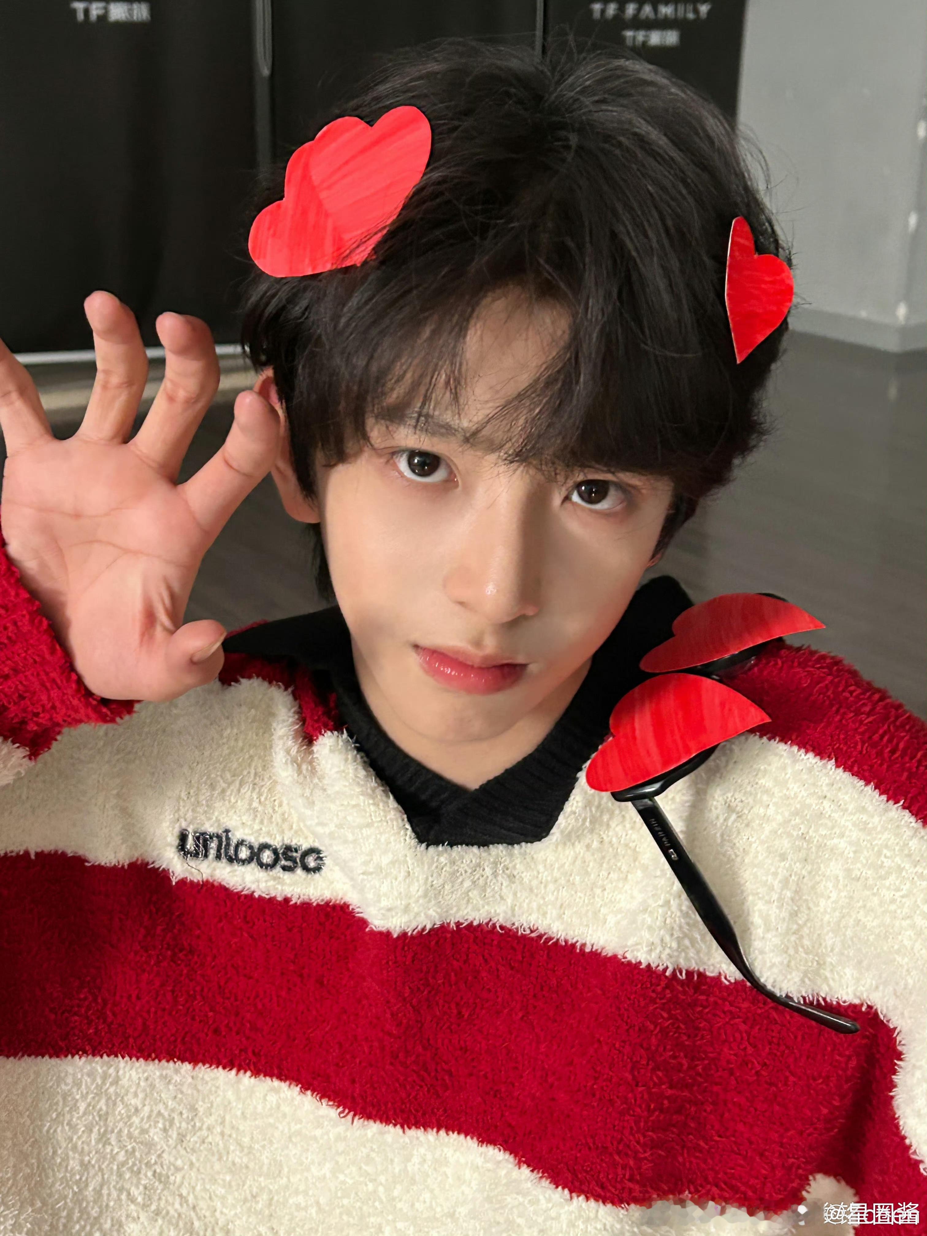 陈浚铭可爱鬼九宫格陈浚铭又帅又萌，怎么这么可爱，好想打包带回家[抱一抱]陈浚铭戳