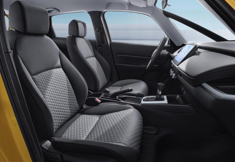 本田飞度的内饰明显跟不上时代了，高配车型的宣传效果图依然有着一股土到掉渣的感觉，