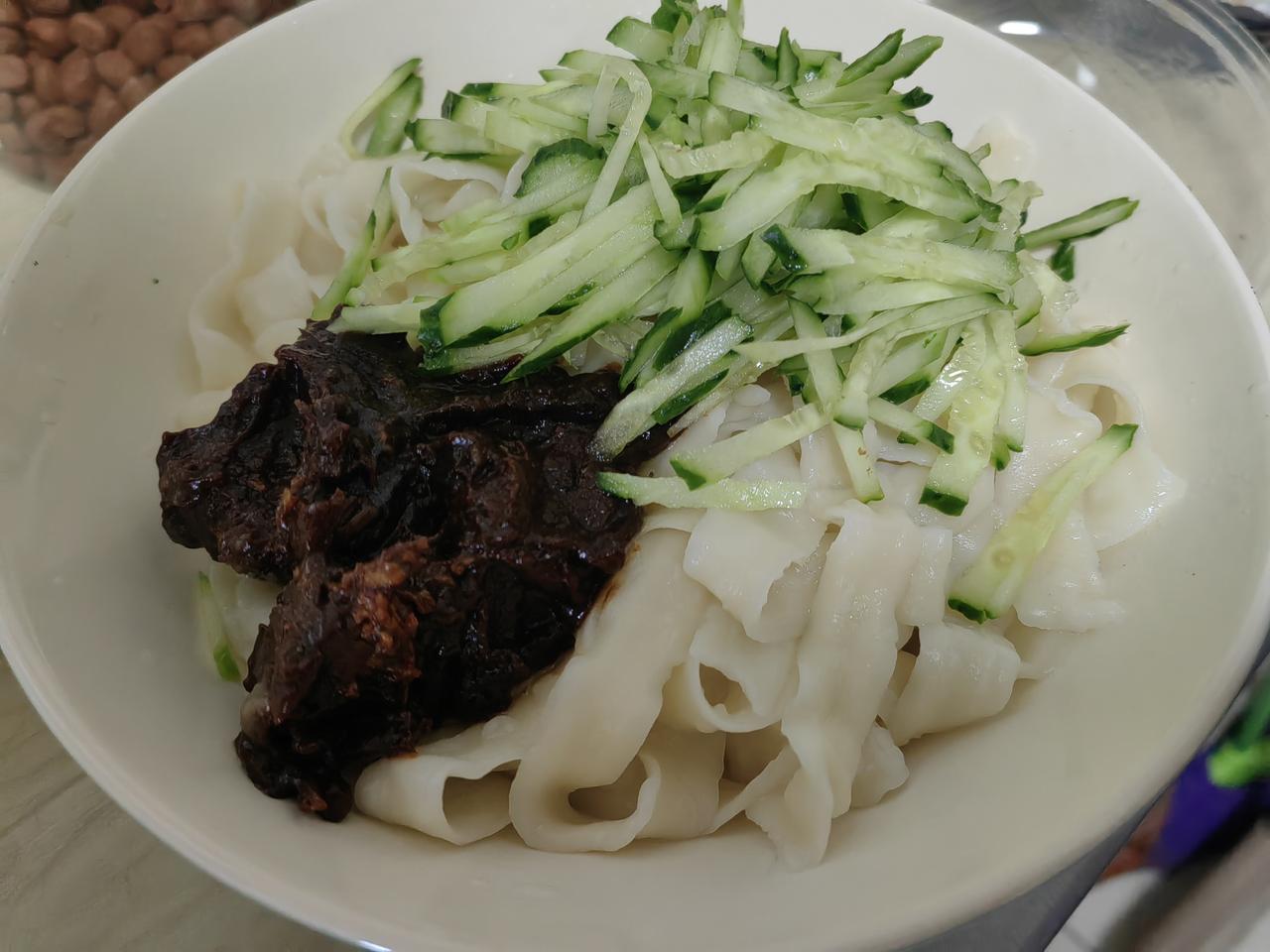 晚上这样一碗炸酱面，半夜又饿了。
​真是饭桶。