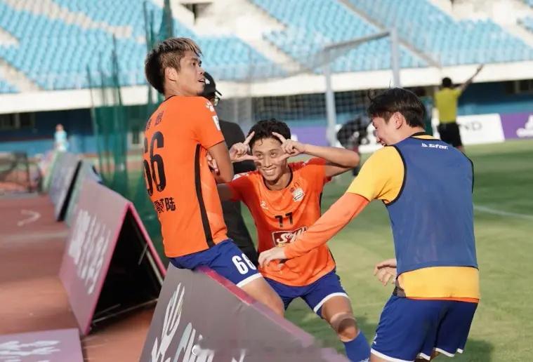 中国足坛又一奇闻：球员拿0工资，全年赚1千块！俱乐部已通过准入近日，中足联公布了