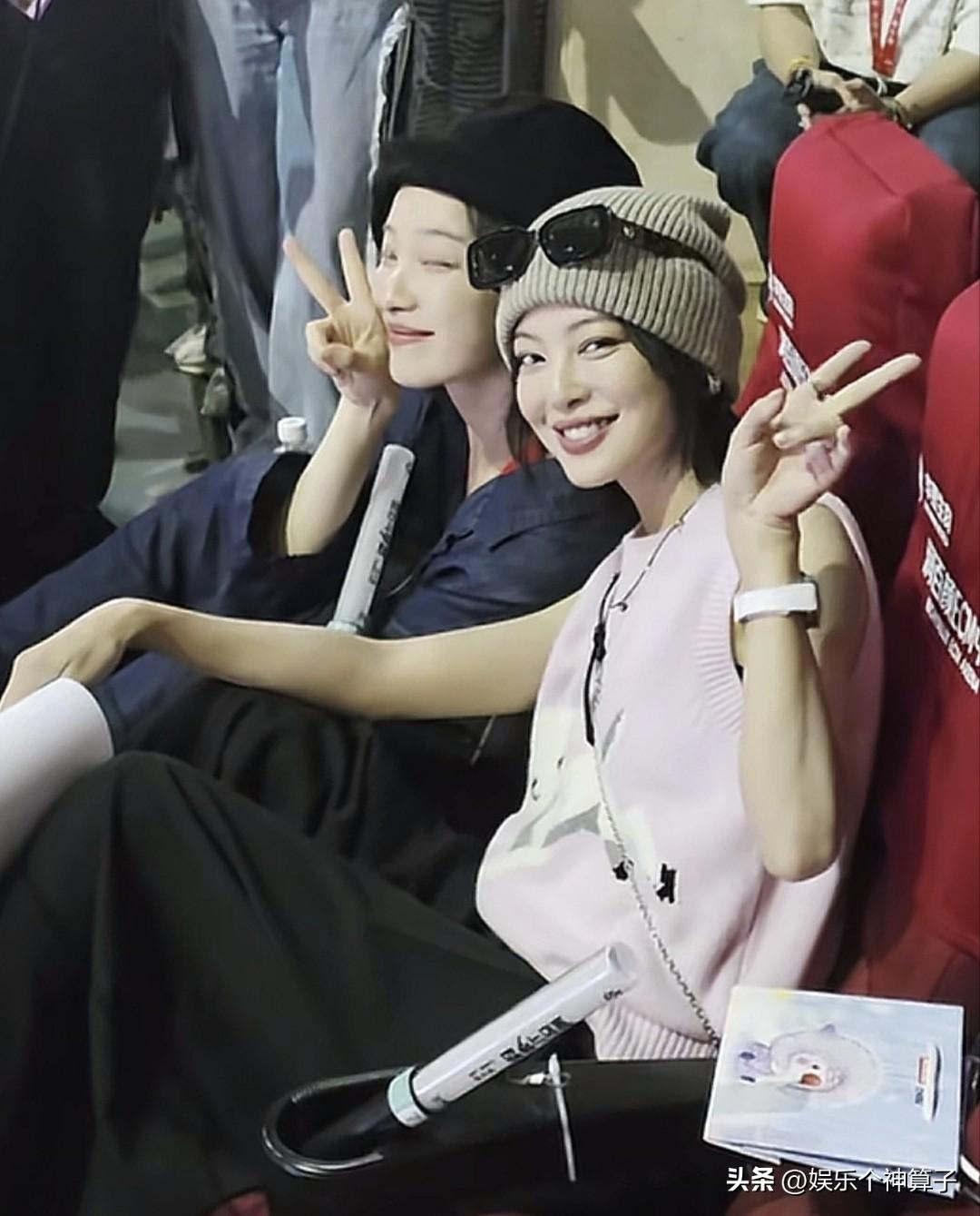 好接地气！倪妮啃着黄瓜看李宇春演唱会，不时还要投喂辛芷蕾
倪妮和辛芷蕾来看李宇春