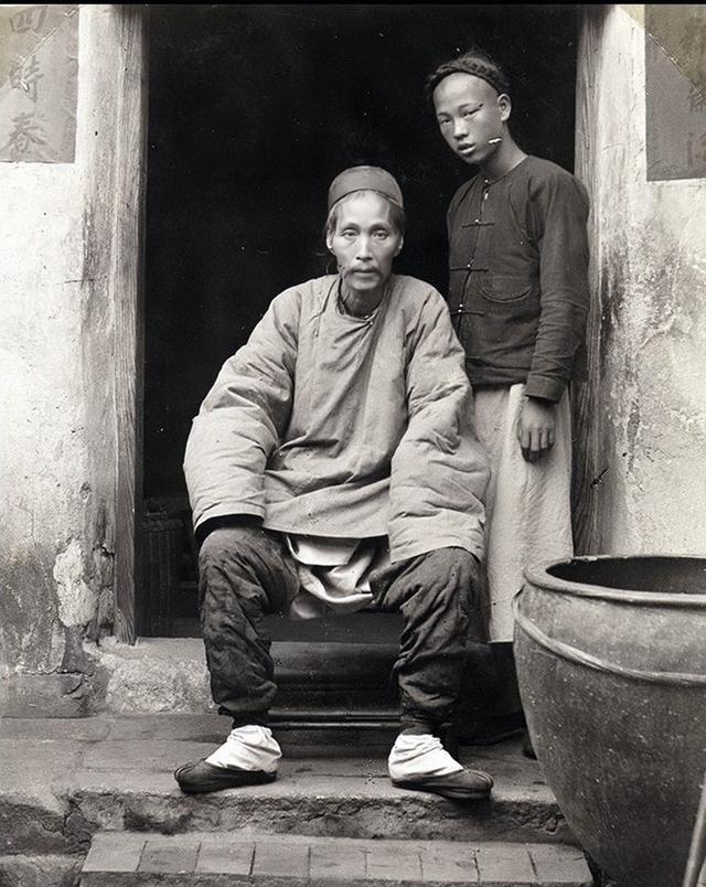 学徒干活时，顺耳听来一副方子，背地里瞒着师傅，偷偷配药试手。等手艺和人脉攒够了，