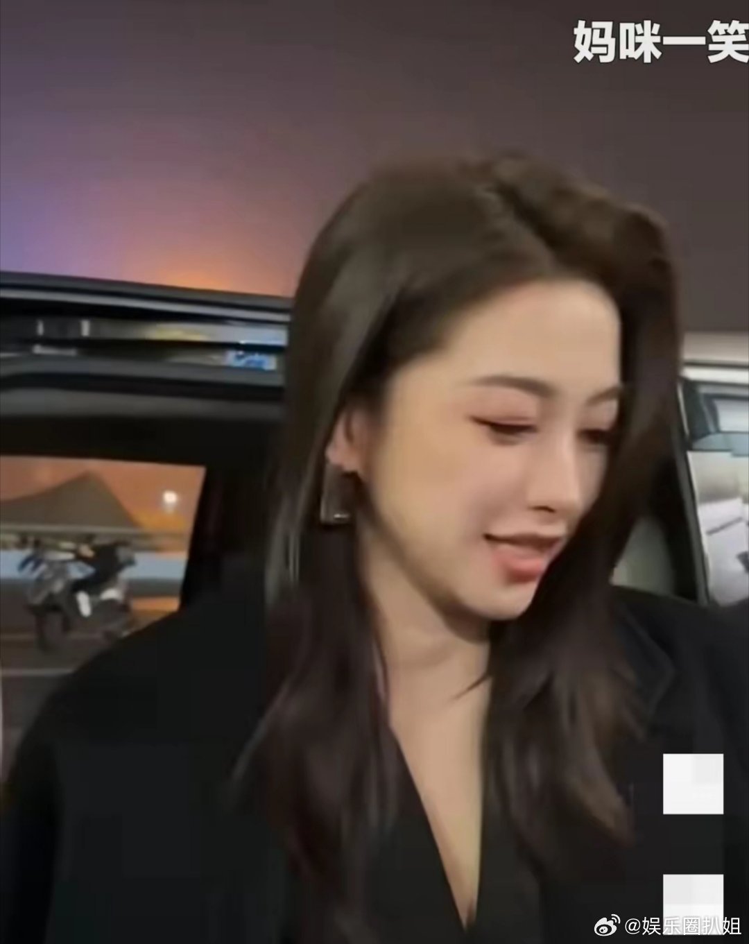 朱珠 妈咪不会营业在一次品牌见面会上，粉丝热情呼喊她“妈咪”，朱珠嘴角一弯，笑着