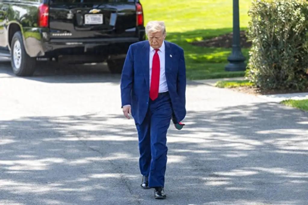 34%！特朗普支持率跌穿地板，美联社给他补了一刀：33%！从“让美国再次伟大”到