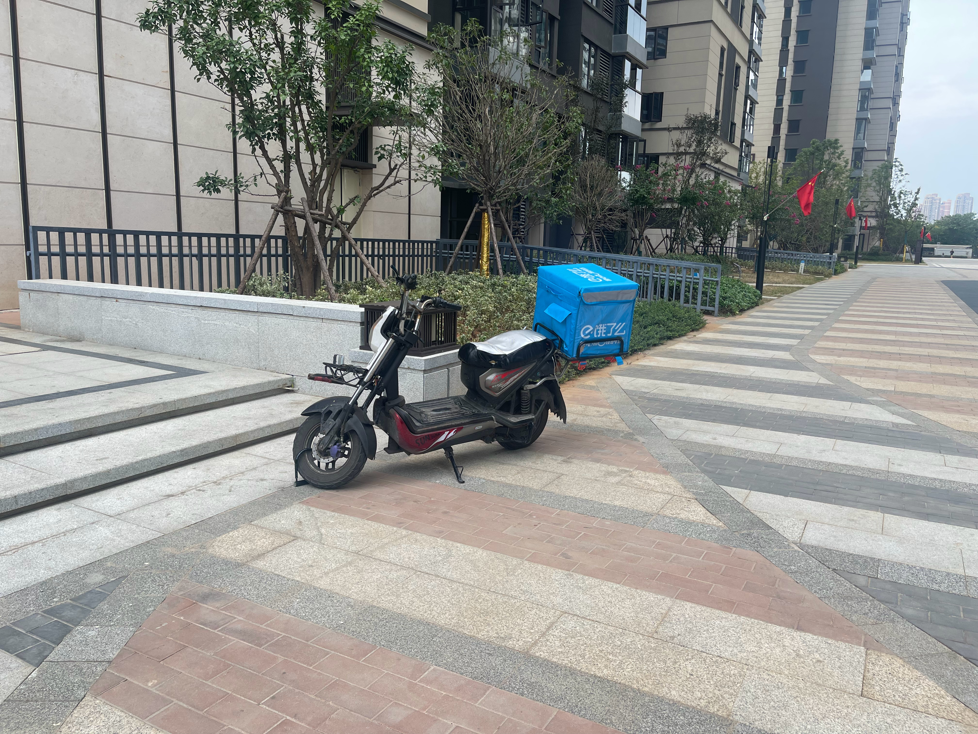 男人何苦为难男人送外卖的小哥溜进了小区，电瓶车被保安锁了外卖小哥哥苦苦哀求不行，