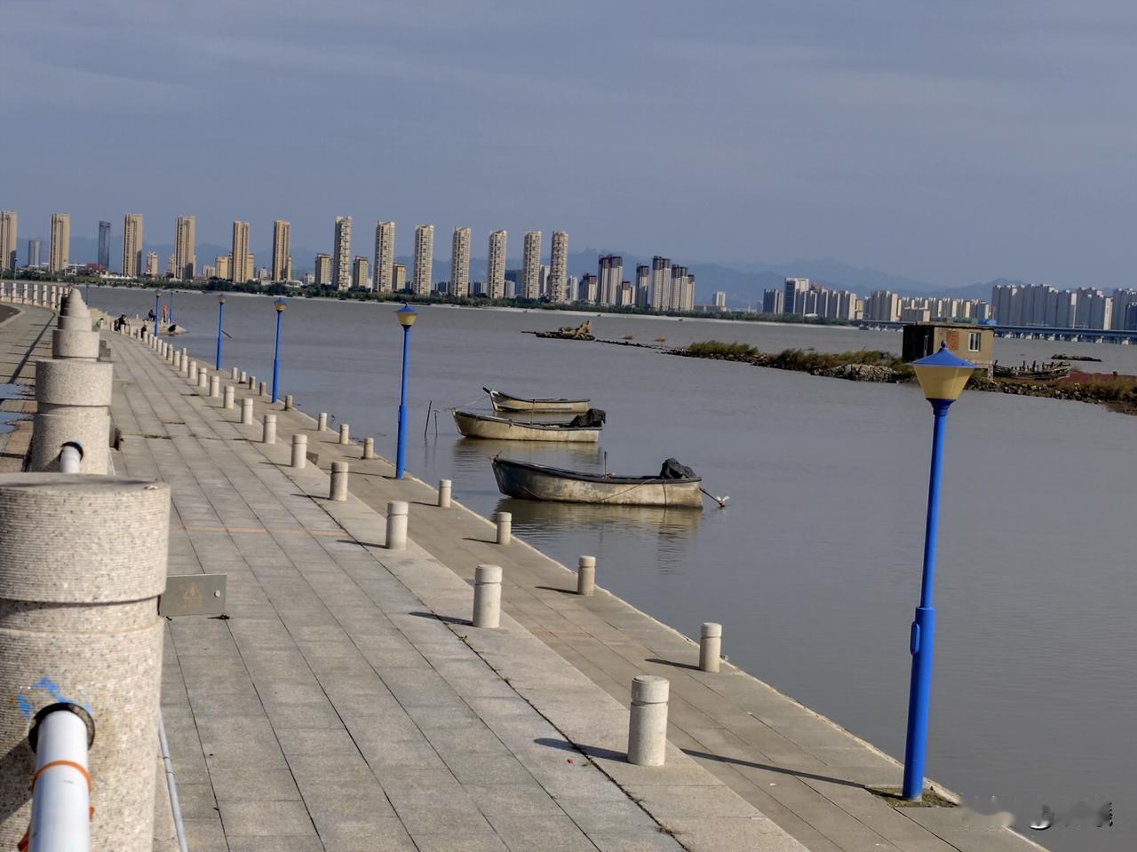 时间过得真快，炎热的夏天还在眼前，一眨眼就要冬天，仿佛青岛的秋天就没有来过。
