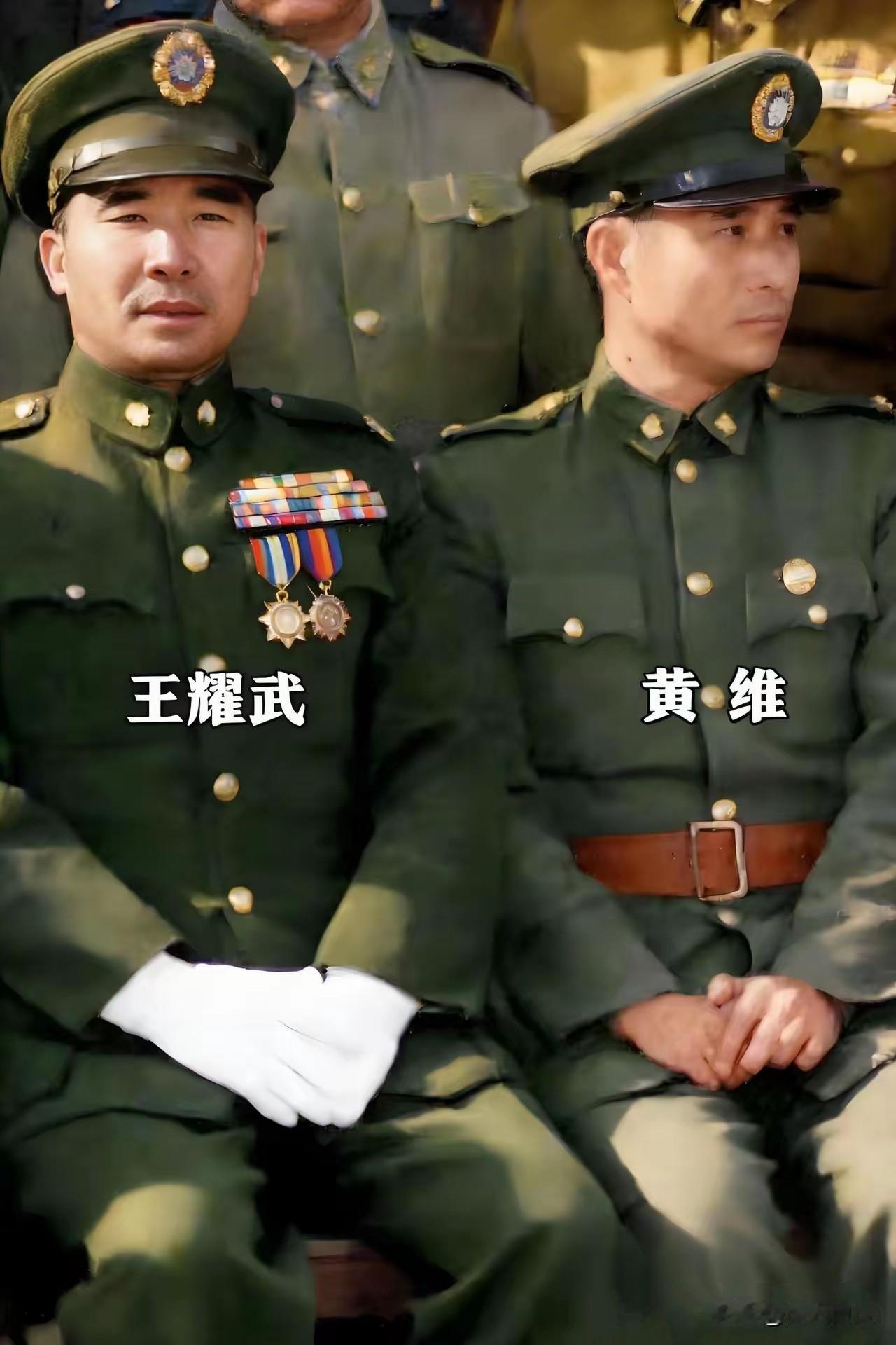 黄维和王耀武在山东济南第二绥靖区司令部罕见合影，王耀武胸前挂满勋章，黄维身上则一