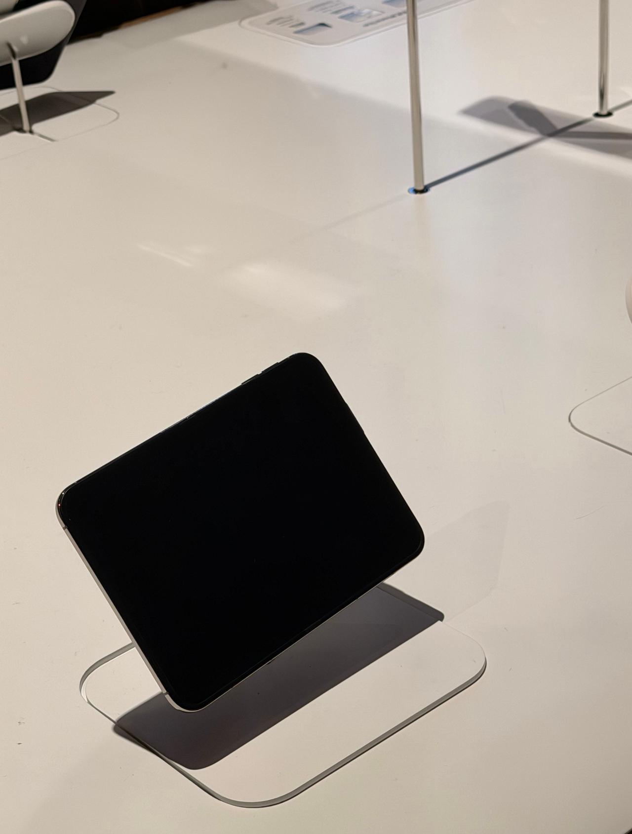 在三里屯苹果店见到iPhone duo了，拿了半天不知道干啥，不下个微博、小红书
